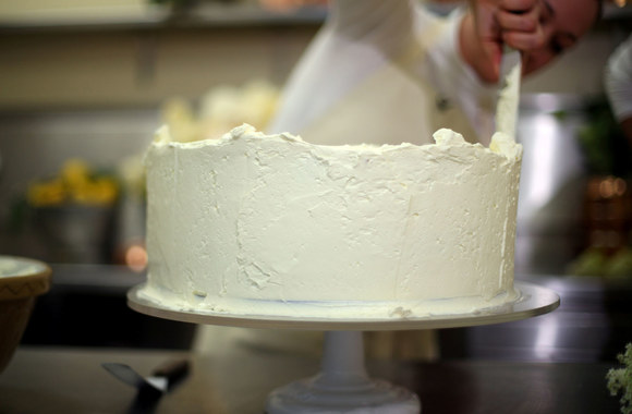 Claire Ptak gamina tortą karališkosioms vestuvėms