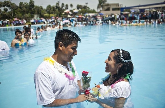 Masinių vestuvių Limoje akimirka
