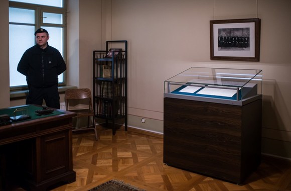 Signatarų namuose Vilniuje atnaujinta ekspozicija, kurioje – Jono Basanavičiaus daiktai