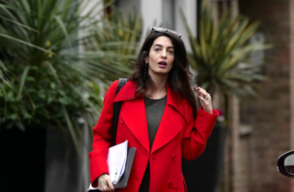 Amal Clooney - su dizainerės Stellos McCartney paltu