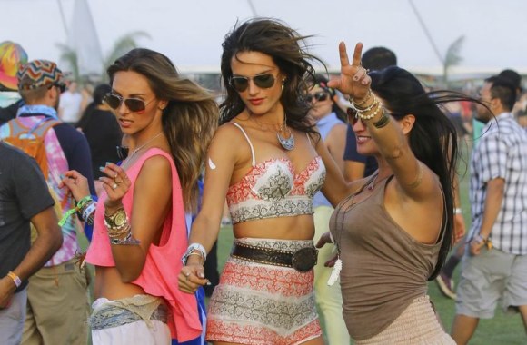 Alessandra Ambrosio (centre)