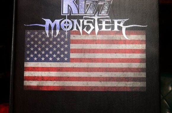 „KISS MONSTER“ knyga