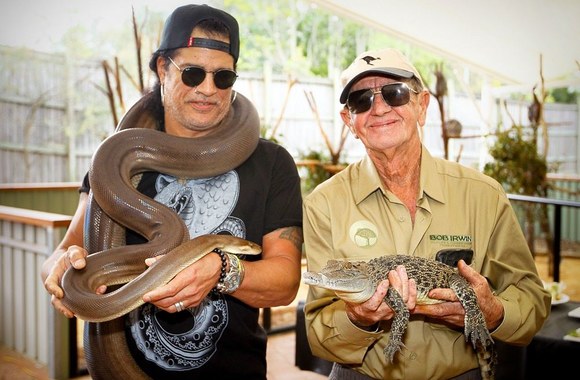 Saulas Hudsonas-Slashas su alyviniu pitonu (kairėje) ir Bobas Irwinas su sūriųjų vandenų krokodilu