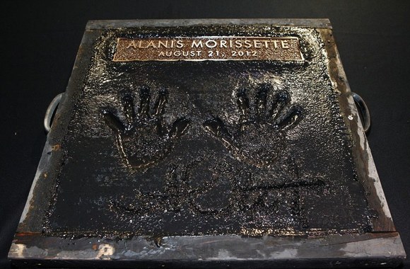 Alanis Morissette delnų antspaudai