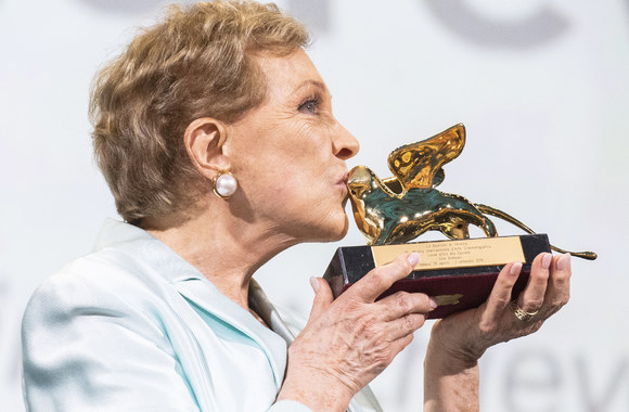 Julie Andrews atsiėmė apdovanojimą už viso gyvenimo nuopelnus / „Scanpix“ nuotr.