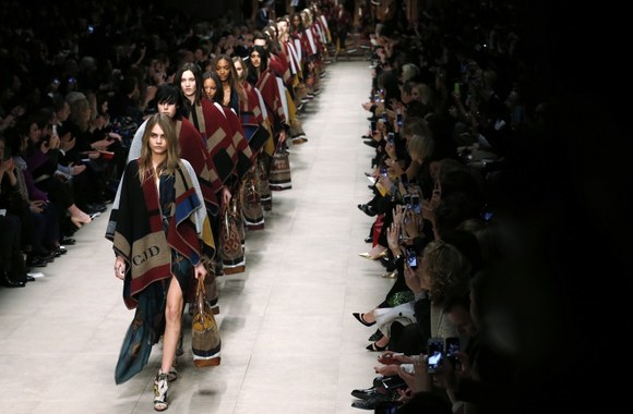 Cara Delevingne „Burberry Prorsum“ kolekcijos pristatyme