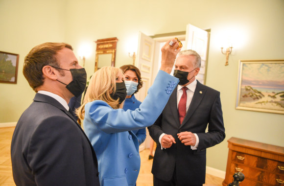 Prancūzijos ir Lietuvos pirmosios poros apsikeitė dovanomis / Roberto Dačkaus / LR prezidento kanceliarijos nuotr.
