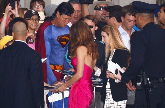 Ashley Greene (centre) su gerbėjais