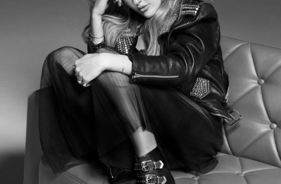 Dainininkė Ellie Goulding – „Deichmann“ batų kolekcijos veidas