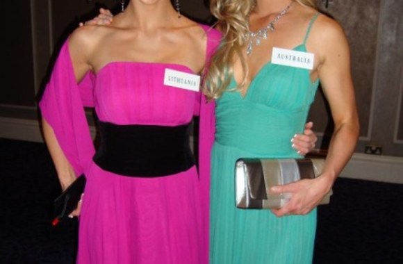 V.Petraškaitė (kairėje) su Australijos atstove.