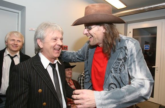 Jubiliatą su švente sveikino gausus muzikos atlikėjų būrys ir jam skyrė dainas bei originalias dovanas.