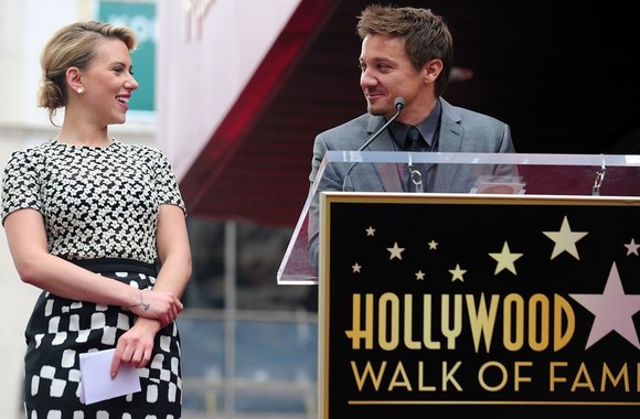 Aktoriai Scarlett Johansson ir Jeremy Renneris