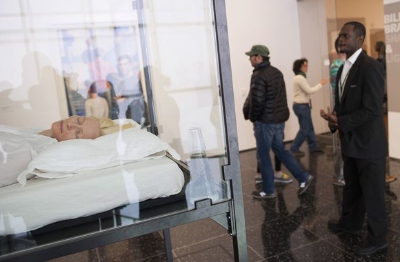 Muziejuje mieganti aktorė Tilda Swinton