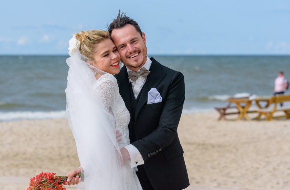 Palangoje susituokė laidų vedėjas Richardas Jonaitis ir aktorė Jovita Balčiūnaitė