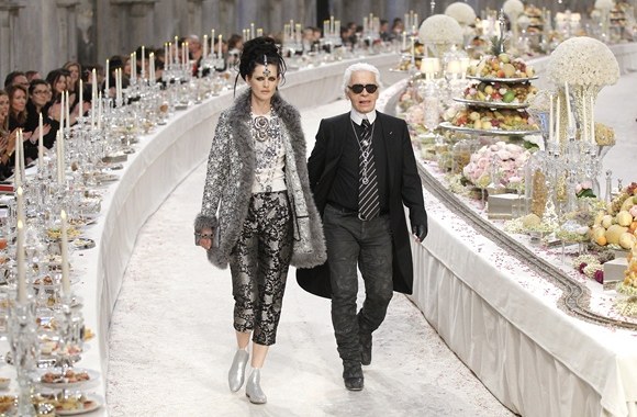 Stella Tennant ir dizaineris Karlas Lagerfeldas