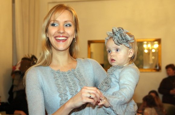 „Tiulio fėjų“ šeimininkė, dizainerė Viktorija Jakučinskaitė pasikvietusi būrį garsių mamų ir dukrų pristatė savo naująją kolekciją