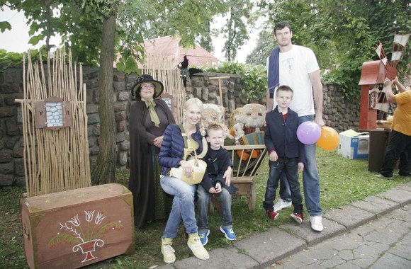 Darjušas ir Edita Lavrinovičiai su sūnumis Titu ir Darjušu