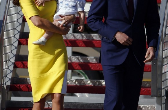 Princas Williamas ir Kembridžo hercogienė Catherine su sūnumi princu George'u