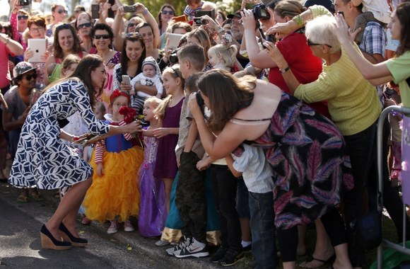 Kembridžo hercogienė Catherine su miestiečiais