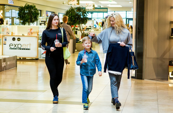 Prieš rugsėjo 1-ąją Renata Voitechovskaja-Norvilė su sūnumi Emiliu ir dukra Vanesa konsultavosi su stiliste