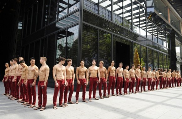 Modeliai šalia būsimos parduotuvės