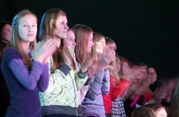 Scenoje dainavę, šokę ir kitus triukus demostravę talentai stengėsi kuo geriau pasirodyti ir patekti į finalą.