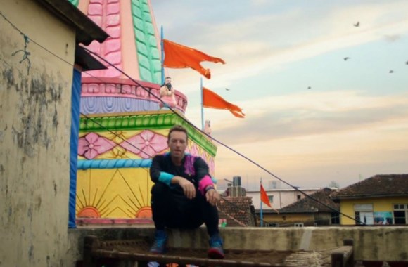 Chrisas Martinas vaizdo klipe „Hymn for the Weekend“ 