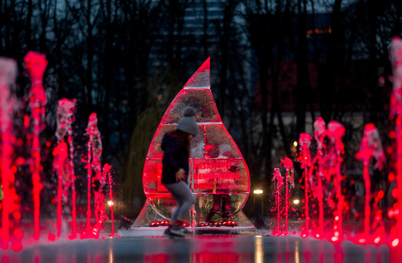 Vilniuje paminėta Hemofilijos diena. Lukiškių aikštėje buvo iškilusi net trijų metrų aukščio kraujo lašą primenančią ledo skulptūra
