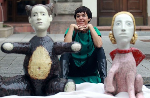 Nomeda Marčėnaitė su savo kūriniais