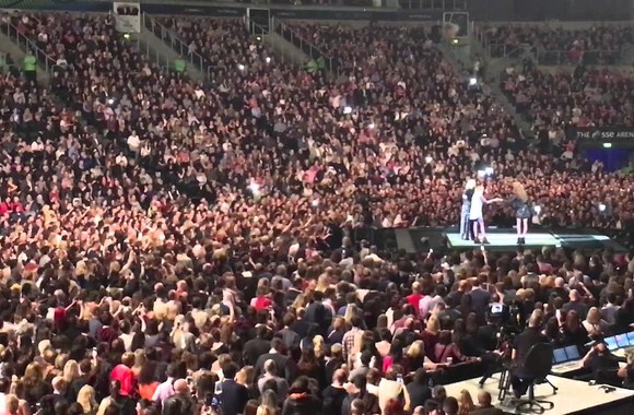 adele-padejo-savo-gerbejai-pasipirsti