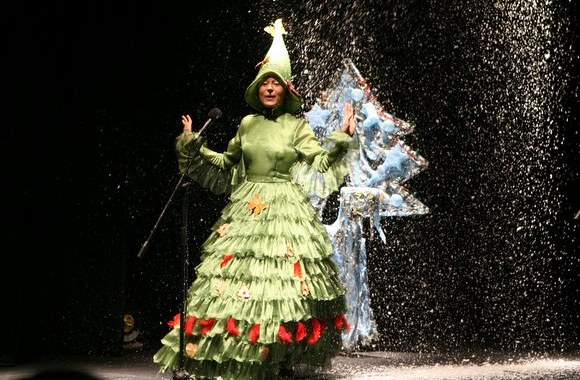 Sekmadienį Vilniuje, „Raganiukės“ teatre, įgyvendindami idėją „vaikai – vaikams“ ir prisidėdami prie „Išsipildymo akcijos“ kalėdiniame spektaklyje vaidino žinomų tėvų - Leonardo Pobedonoscevo, Mariaus Jampolskio, Jokūbo Bareikio Žygio Stakėno ir dainininkės Agnieškos vaikai.