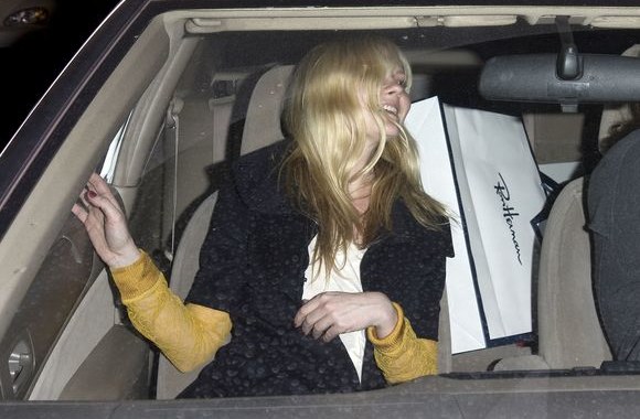 Aktorė Kirsten Dunst  apsipirkinėja Holyvude