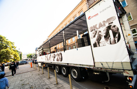 „Skamp“ surengė pasirodymą sunkvežimyje