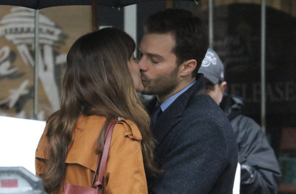 Dakota Johnson ir Jamie Dornanas „Penkiasdešimties tamsesnių atspalvių“ filmavimo aikštelėje