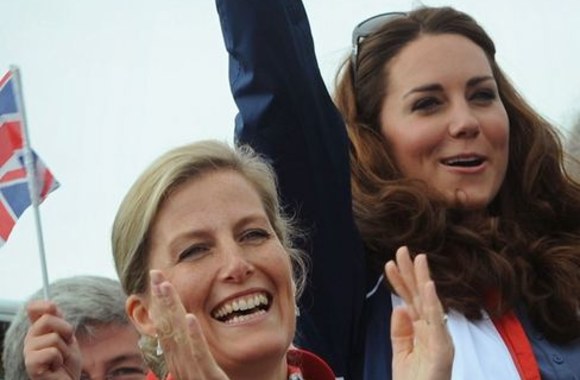 Kembridžo hercogienė Catherine (dešinėje)