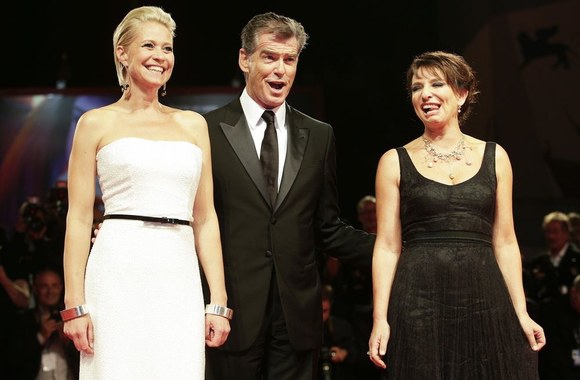 Aktoriai Trine Dyrholm (kairėje) ir Pierce'as Brosnanas su režisiere Susanne Bier