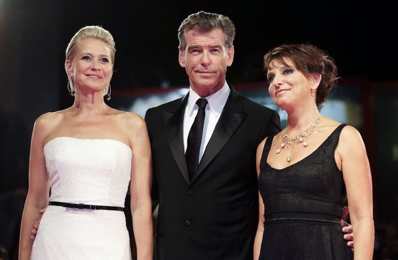 Aktoriai Trine Dyrholm (kairėje) ir Pierce'as Brosnanas su režisiere Susanne Bier