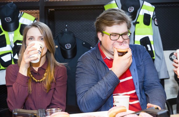 Akimirka iš filmo „Gautas iškvietimas“ Bronsono kavos pristatymo