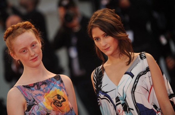 Aktorės India Menuez (kairėje) ir Lola Creton