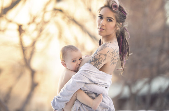 Ivetės Ivens fotografijose - vaikus maitinančios motinos