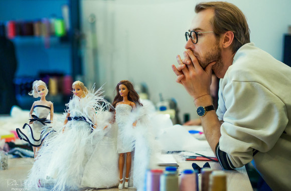 Kęstas Rimdžius lėlėms Barbie sukūrė vestuvines sukneles