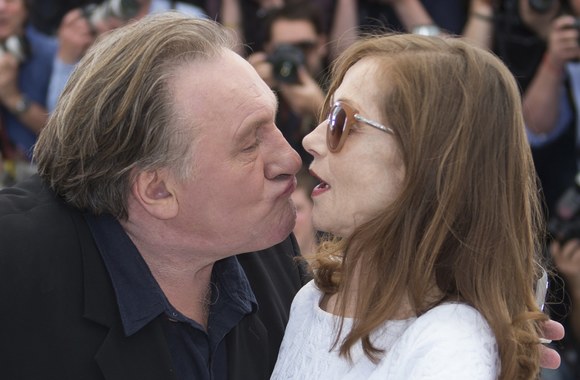 Gerardas Depardieu mėgina pabučiuoti kolegę Isabelle Huppert Kanų kino festivalyje