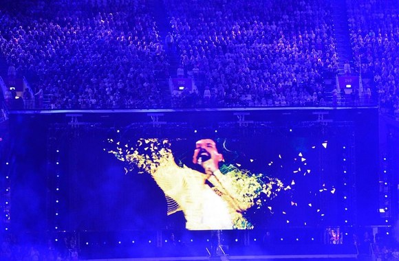 Freddie Mercury atvaizdas ekrane per Londono olimpiados atidarymą