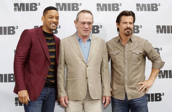 Aktoriai (iš kairės) Willas Smithas, Tommy Lee Jonesas ir Joshas Brolinas