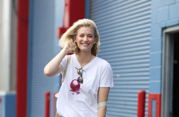 Stilingiausi gatvės pamaivų deriniai vasarai su baltais marškinėliais