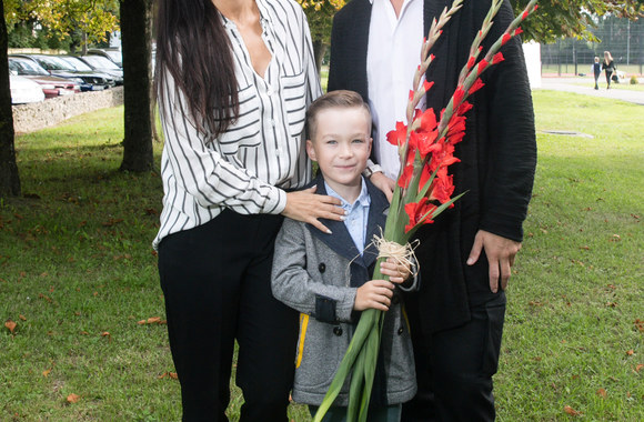 Karina Krysko-Skambinė su vyru Sauliumi Skambinu sūnų Majų palydėjo į pirmąją klasę