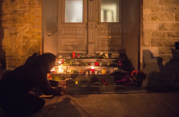 Gerbėjai gedi prie mirusio Leonardo Coheno namų