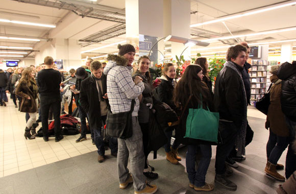 Žmonių laukia eilėje nusipirkti bilietų į „Red Hot Chili Peppers“ koncertą.