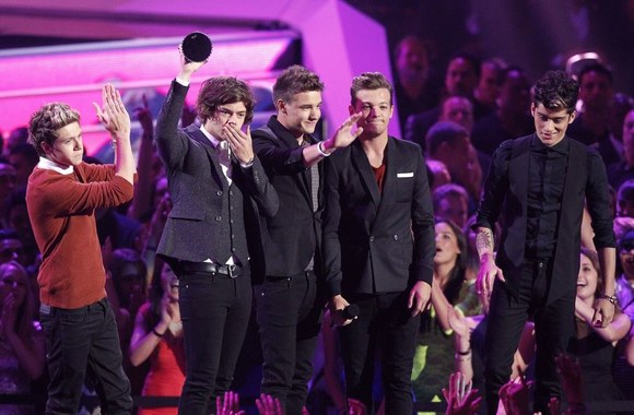 „One Direction“ pelnė apdovanojimą už geriausią popmuzikos vaizdo klipą („What Makes You Beautiful“)