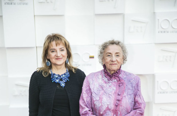 Regina Varnaitė (dešinėje)